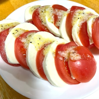 トマトとモッツァレラチーズのカプレーゼ風